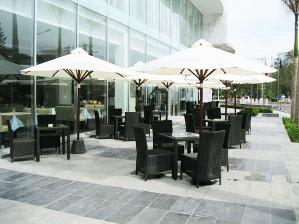 Lắp Đặt Dù Che Lệch Tâm Quán Cafe